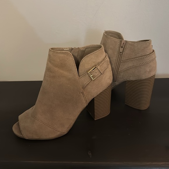 Apt 9 defined comfort nude suede bootie heels buckle detail - Picture 7 of 8